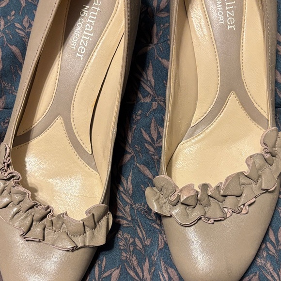 Naturalizer Beige Ruffle Heels - Picture 3 of 8